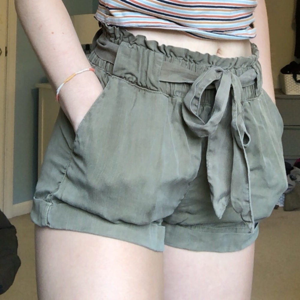 Green Paper-bag Waist Tie Cuffed Shorts